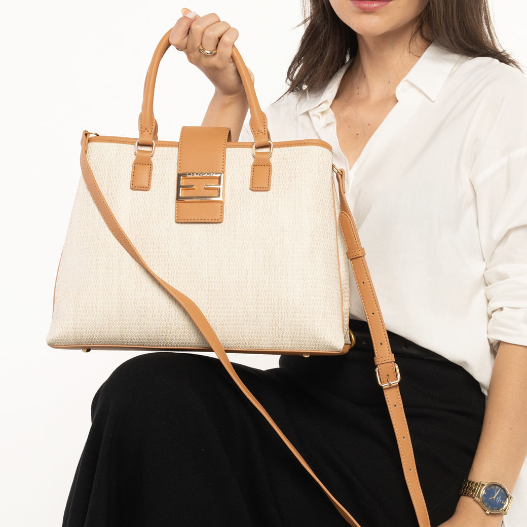 Bolsa tiracolo feminina Chenson Elegance off white com textura trançada e detalhes caramelo